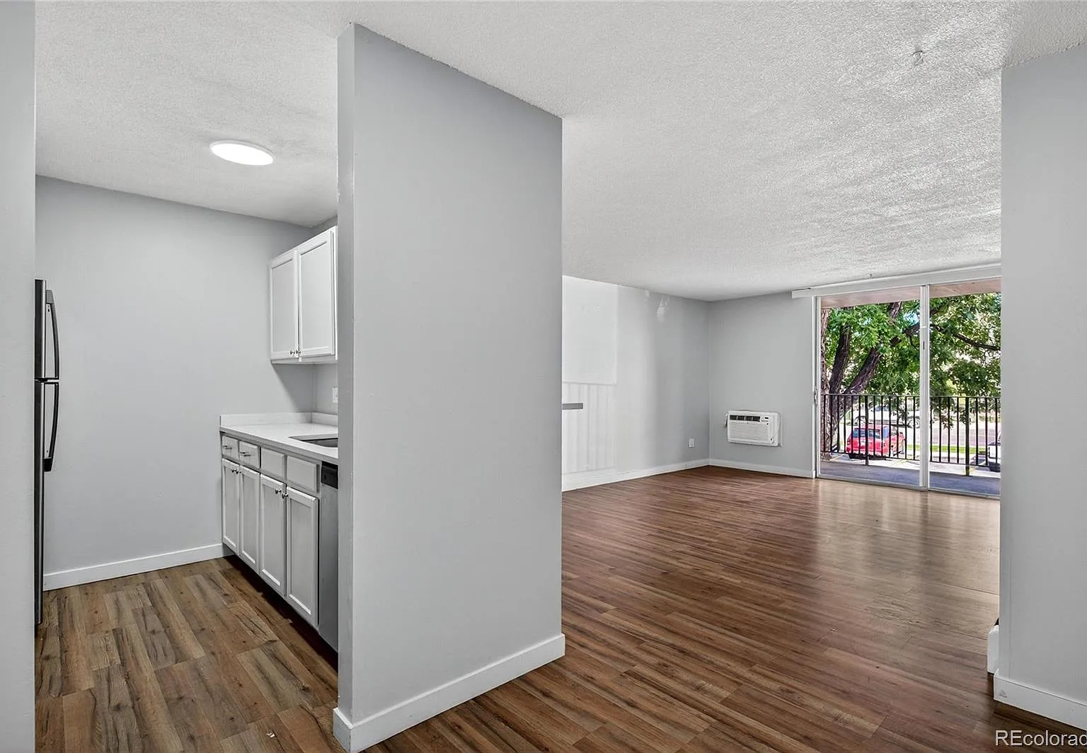 2 bed, 2.0 bath, 972 sqft, $1,950 — Photo 2