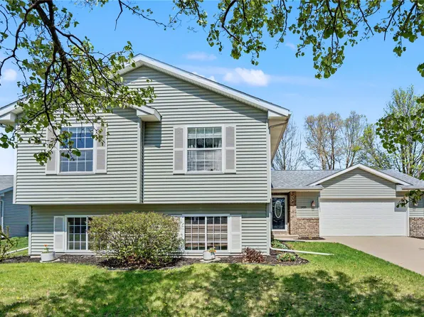 1925 Parkland Dr, Ely, IA 52227