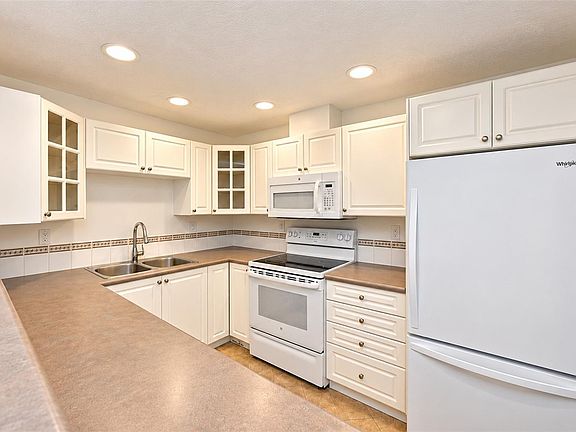 3rd image of 380 Waterfront Cres #109