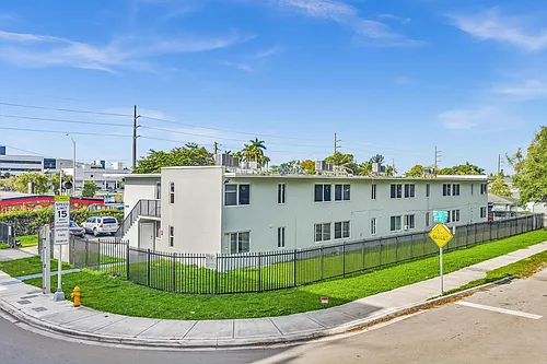 1000 NW 95th Ter Photo 1