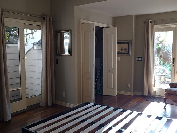 Private entrance, Atrium and closet. Beautiful garden.