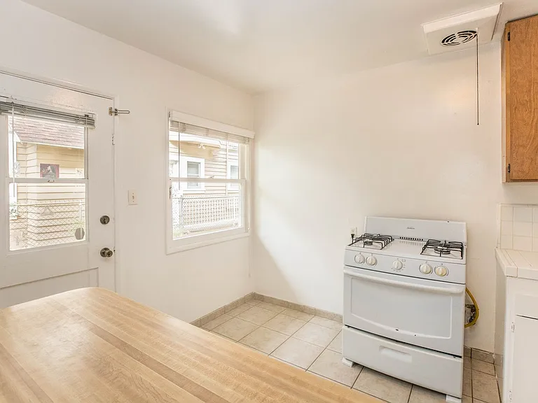 25 19th Ave #A — Photo 4