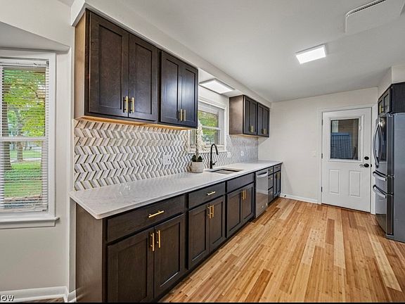 4th image of 1066 Eastlawn Dr