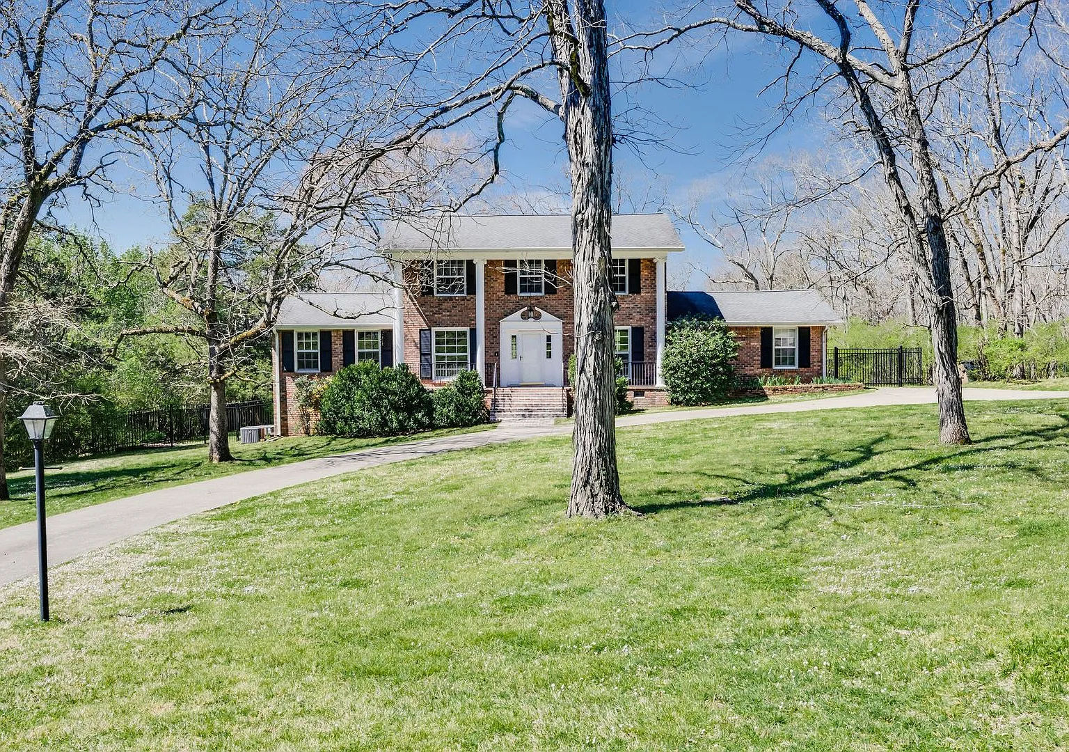 Stunning 4-bedroom, 3-bath home in desirable Hillwood! — Photo 1