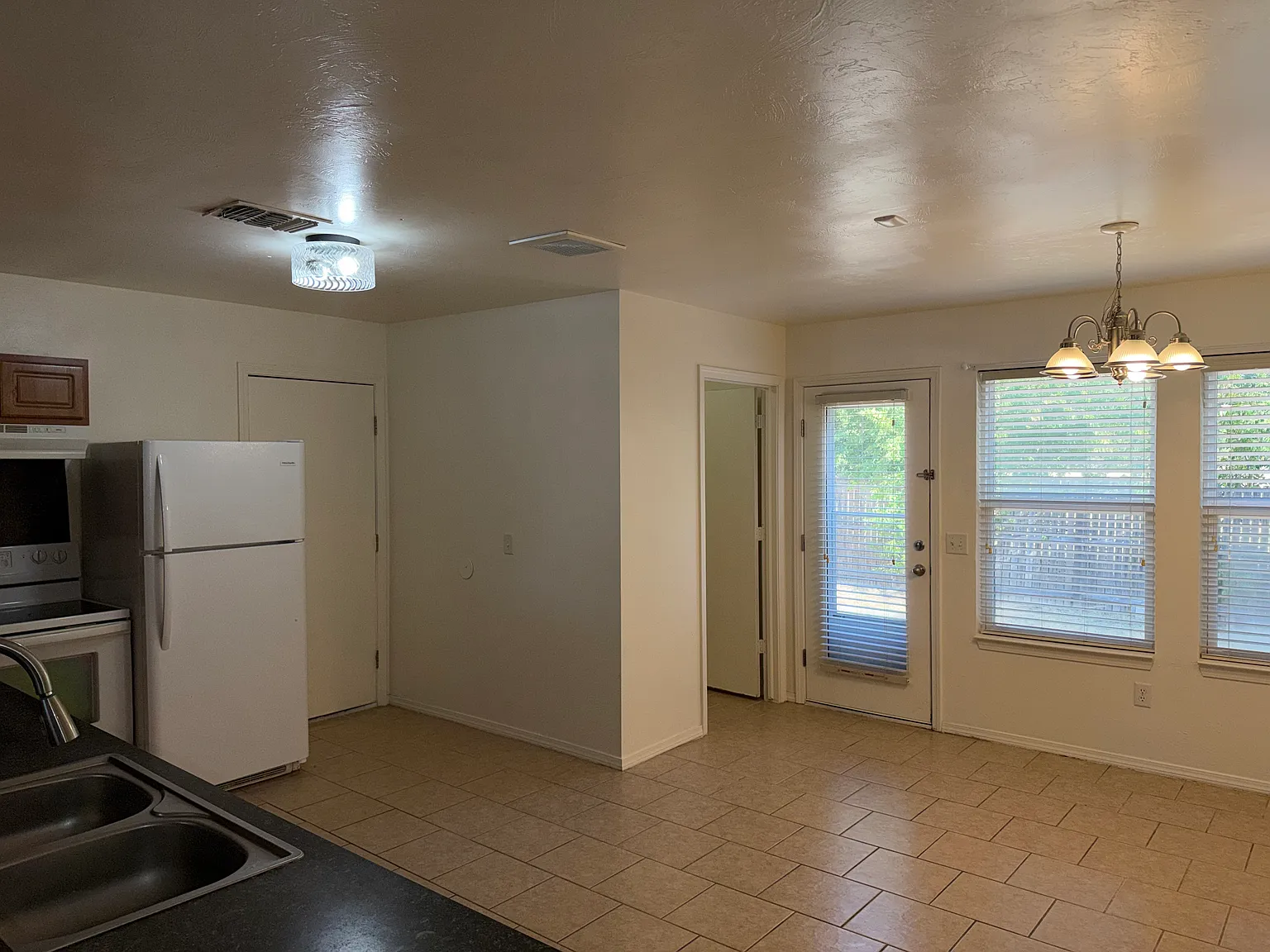 3 bed, 1320 sqft, $1,550 — Photo 3