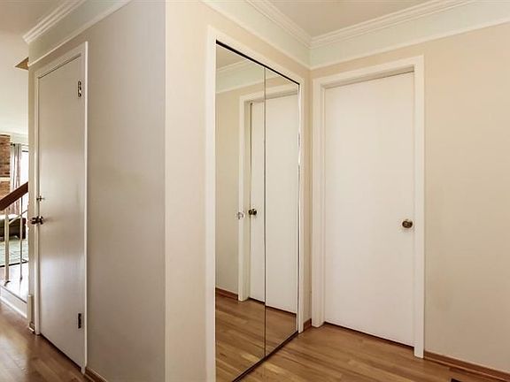 4th image of 1010 Greenhills Dr