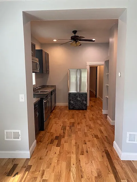 4 bed, 2.5 bath, 2500 sqft, $3,300 — Photo 4