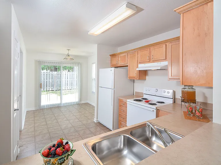1005 Chauncey Ln — Photo 10