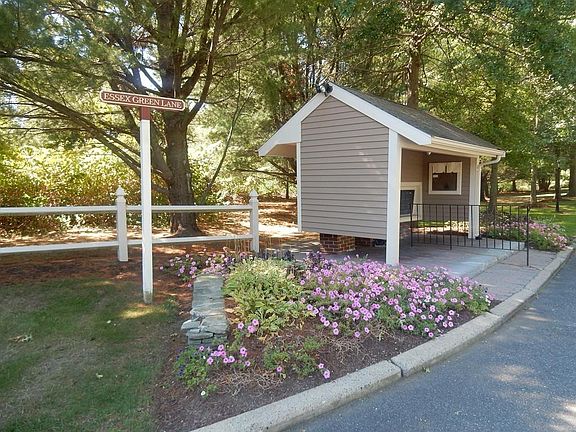 3rd image of 31 Essex Green Ln