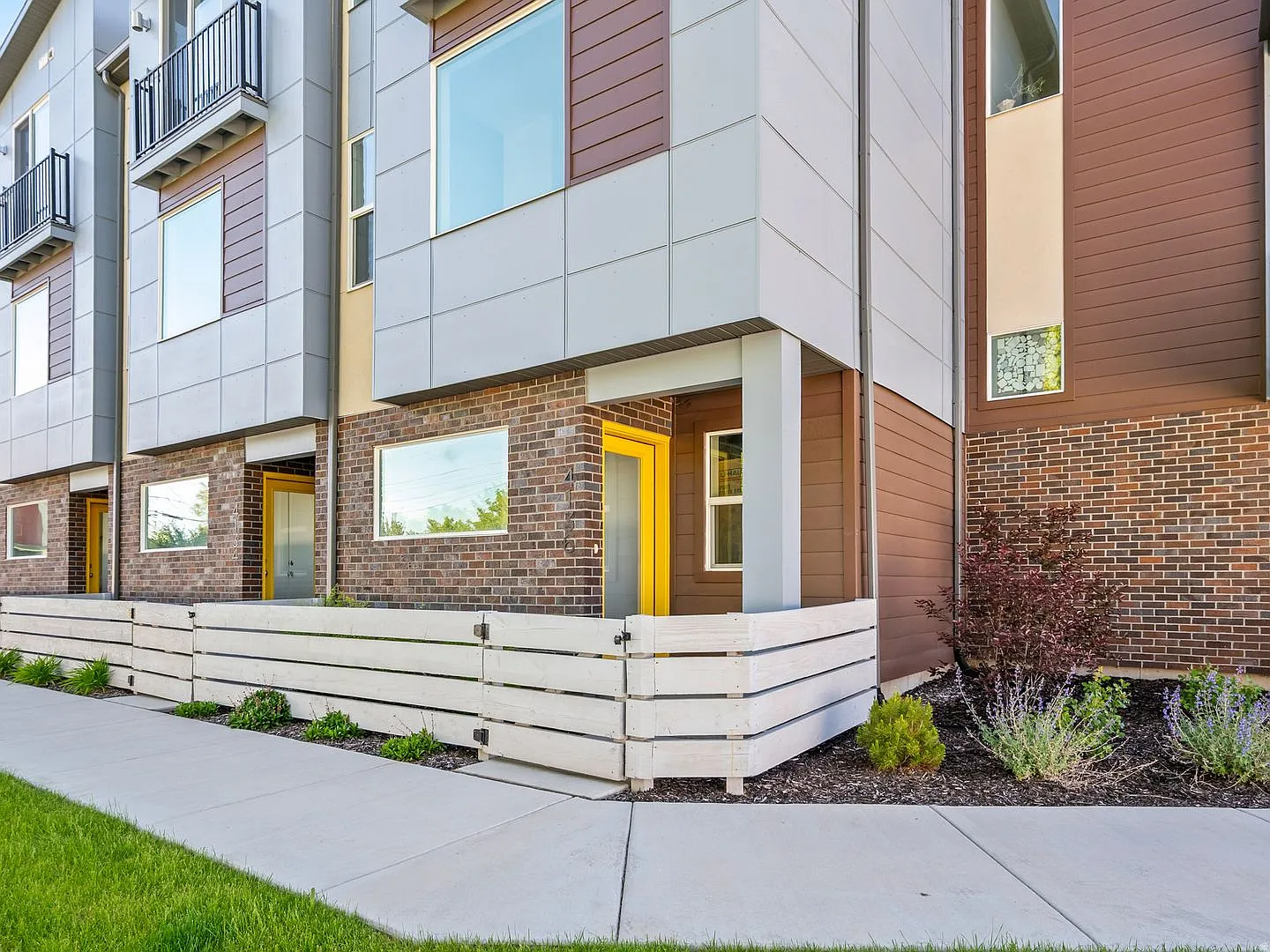 Stunning 2 Bed 2.5 Bath Townhome in Millcreek! — Photo 2