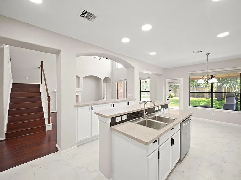 714 Coggins Point Way — Photo 10