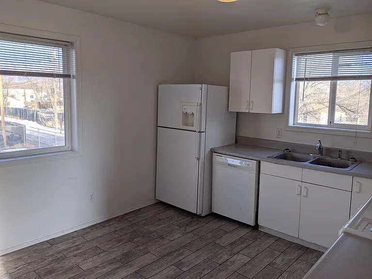 560 N Grand Ave #C — Photo 4