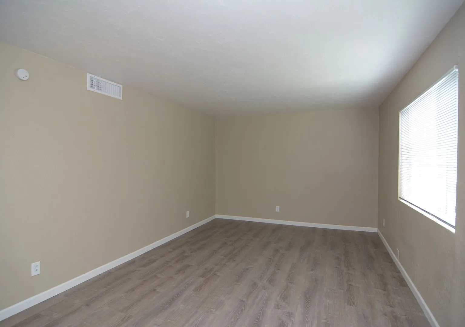 Recently Remodeled 2 Bedroom 1 Bath Fourplex! Great Central Location! — Photo 3