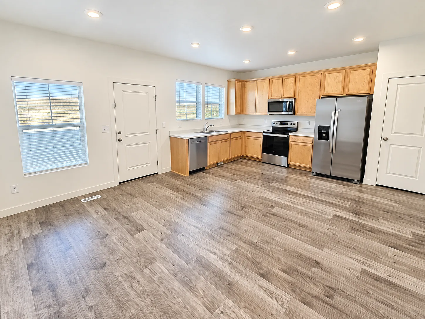 Charming 3-Bed Townhouse Retreat with Spacious 1954 SF Living in Eagle Mountain! — Photo 4