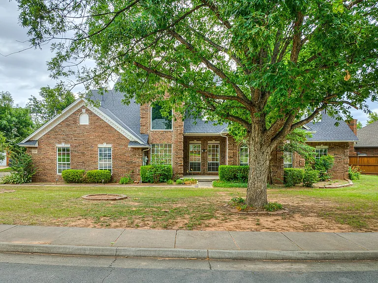 1104 Fox Lake Ln — Photo 1