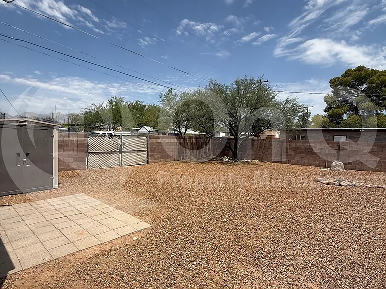 1305 E Water St — Photo 20