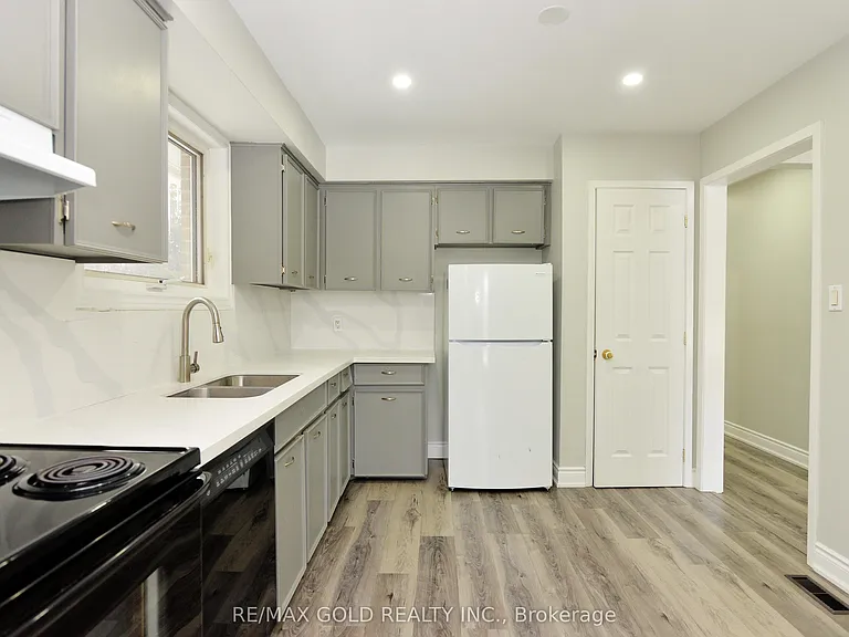 70 Greystone Cres — Photo 8
