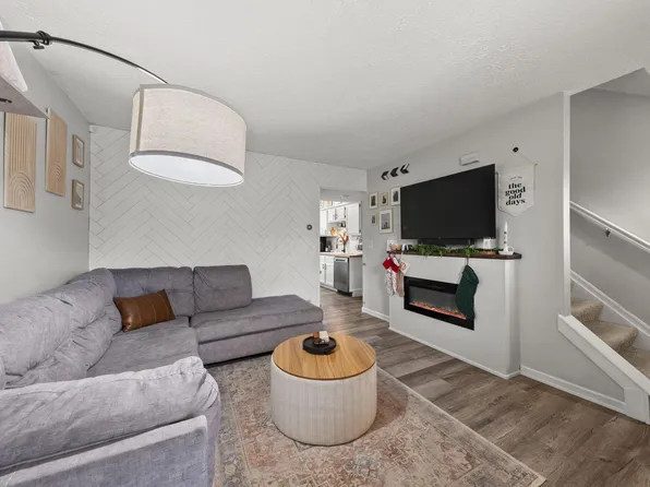 696 Keys View Ct, Columbus, OH 43085