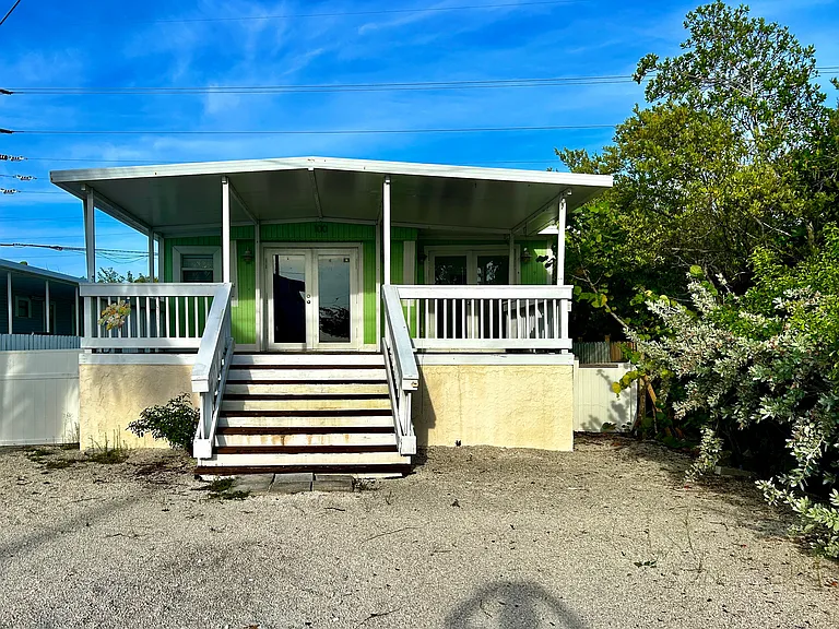100 Sunset Ln — Photo 1