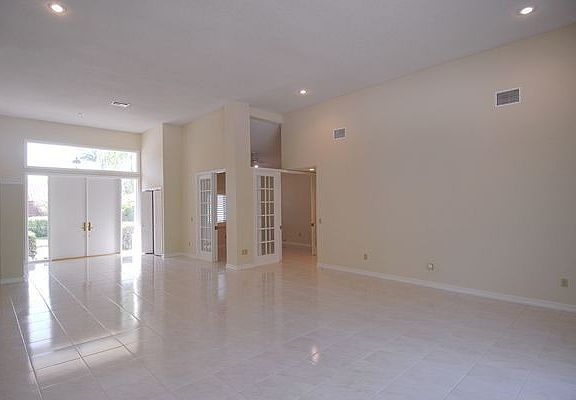 Living room/Foyer