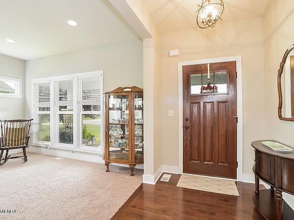 3rd image of 205 Tuckahoe Ct NE
