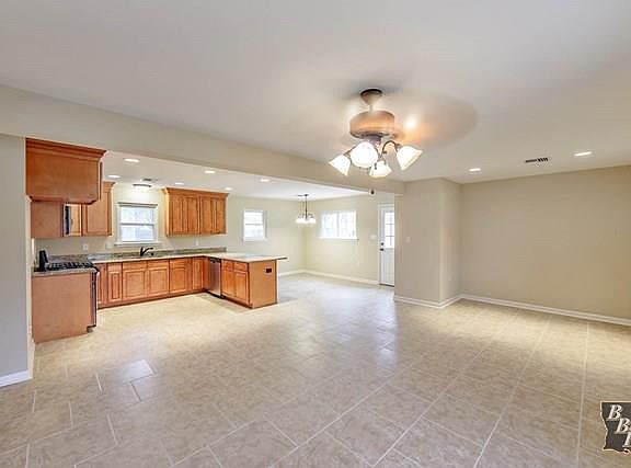 3rd image of 1125 E Camellia Dr