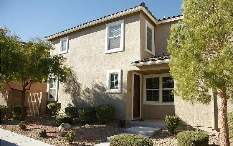 3 bed, 2.5 bath, 1695 sqft, $1,995 — Photo 1