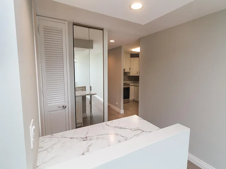 720 W Gordon Ter #22G — Photo 6