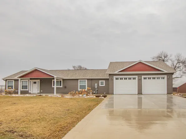 203 28th St, Spirit Lake, IA 51360