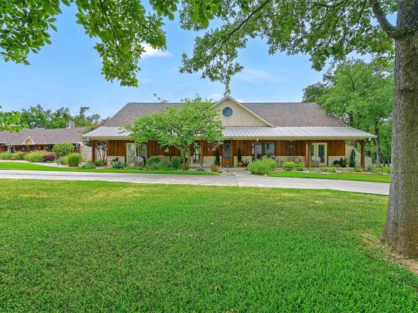 206 Pueblo Dr E, Gainesville, TX 76240