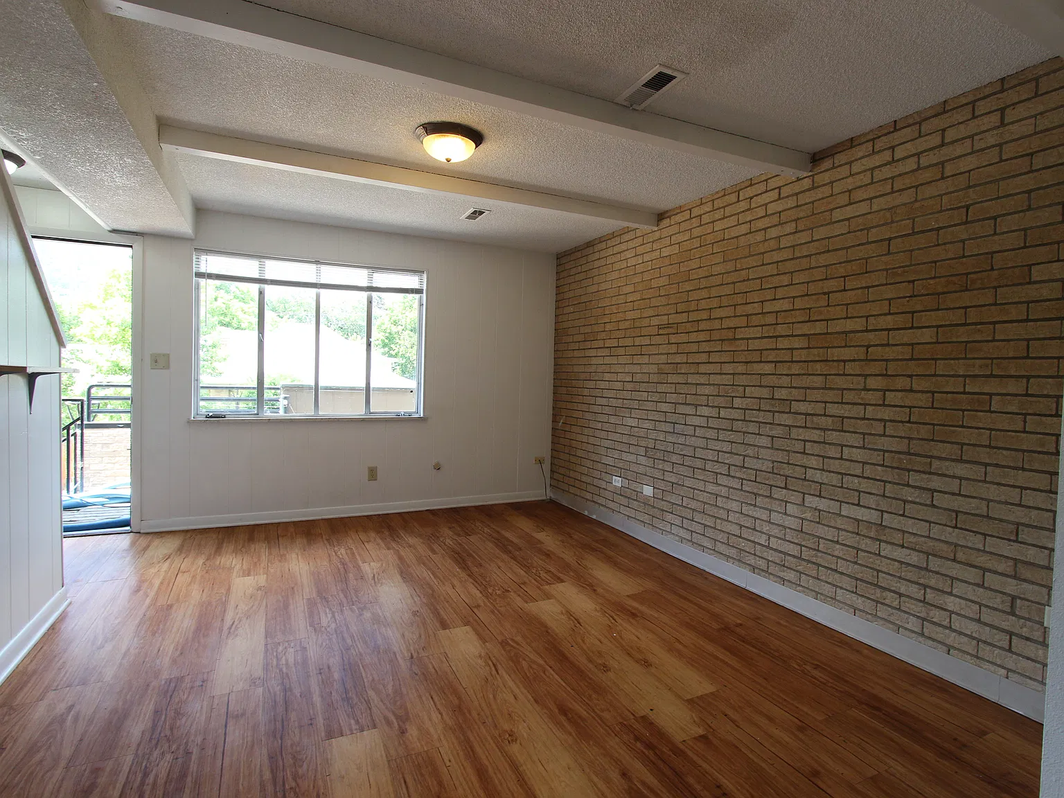 3 bed, 900 sqft, $4,740 — Photo 1