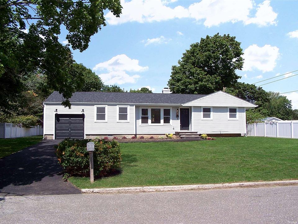 1st image of 7 Newport Dr