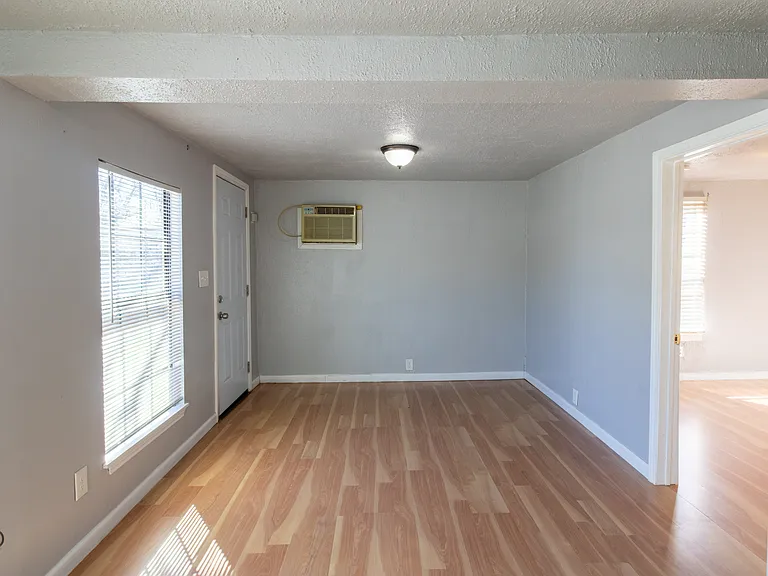 2202 Monroe St — Photo 3