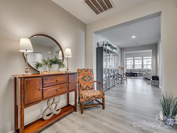 4th image of 2727 Watergarden St