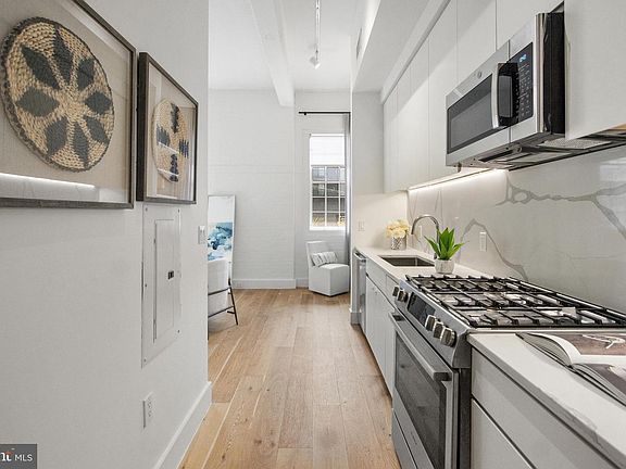 4th image of 1324 E St SE #103