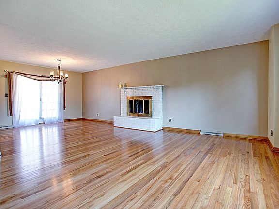 5th image of 990 Greenway Dr
