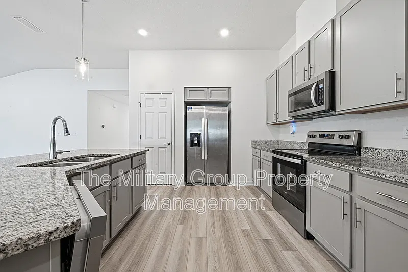 4 bed, 2.0 bath, 1997 sqft, $2,250 — Photo 4