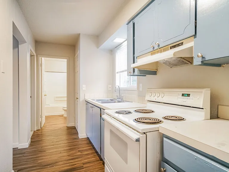 Willow Lake Apartments — Photo 4