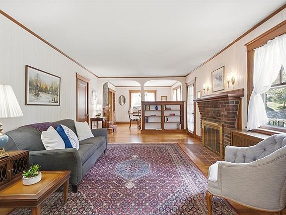 3rd image of 366 Warren St