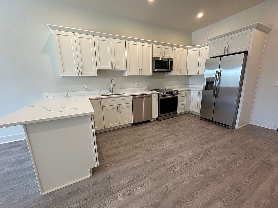 2nd image of 473 Washington St #406