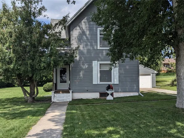 1004 16th St, Belle Plaine, IA 52208