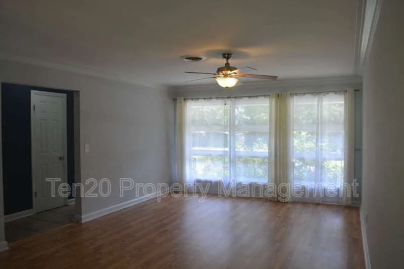 4 bed, 2.0 bath, 2539 sqft, $1,950 — Photo 3