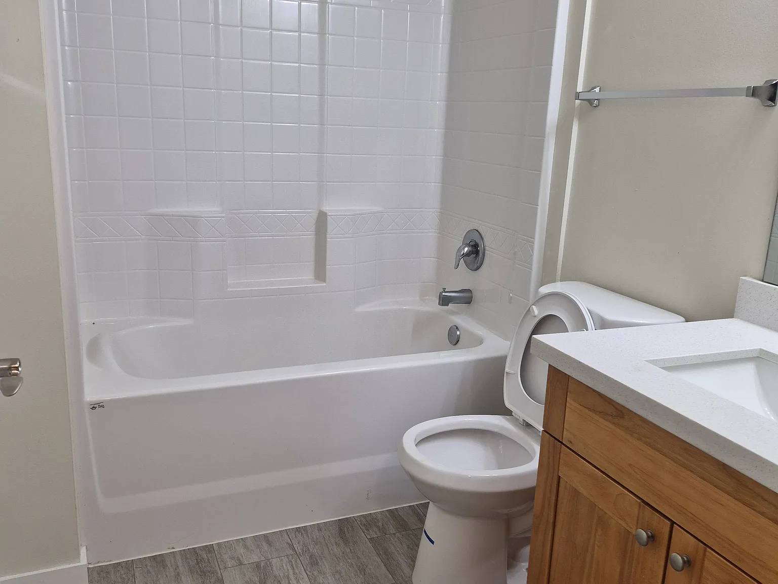 Twin Lakes Apartments — Photo 3