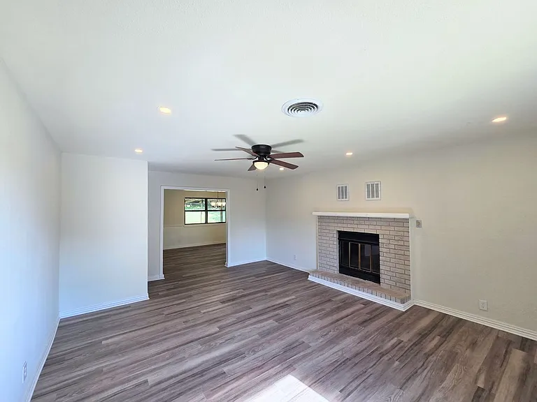 217 Ross Ave — Photo 16