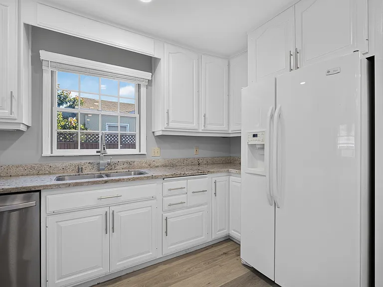 530 Irving Ave — Photo 25