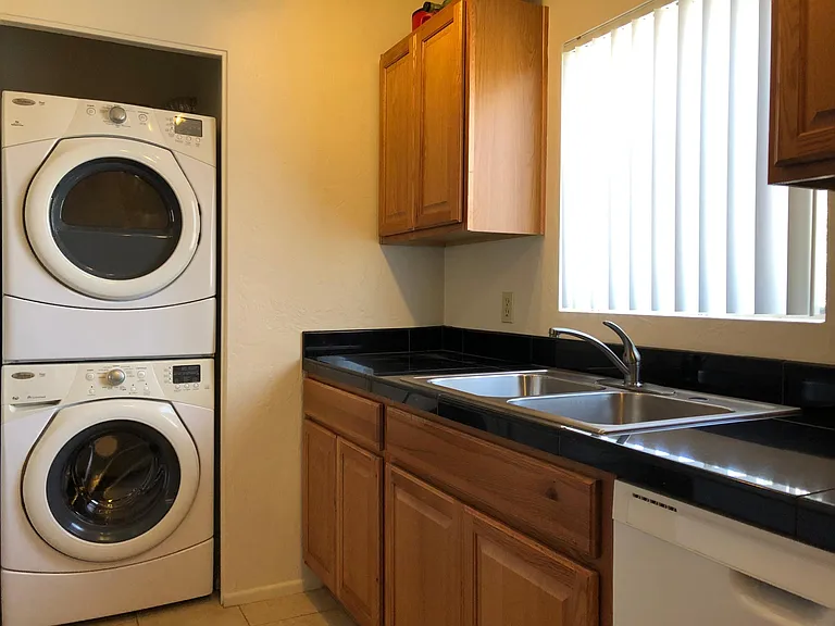 702 E Linden St — Photo 2