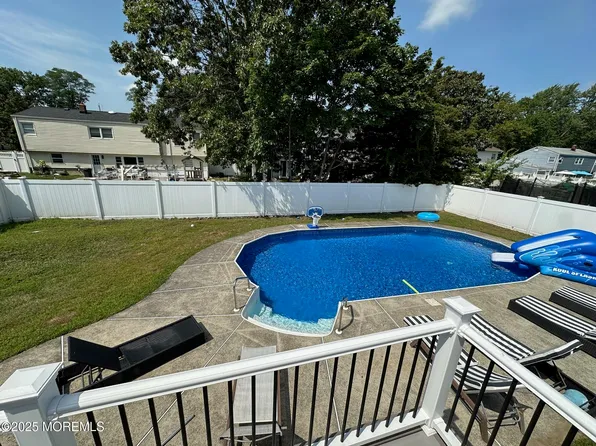 18 Branch Rd, Oakhurst, NJ 07755