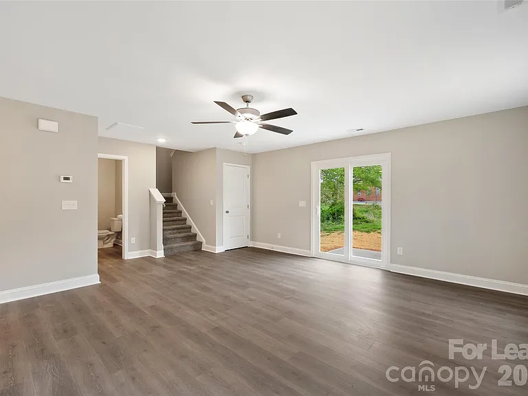 1007 Sioux St — Photo 7