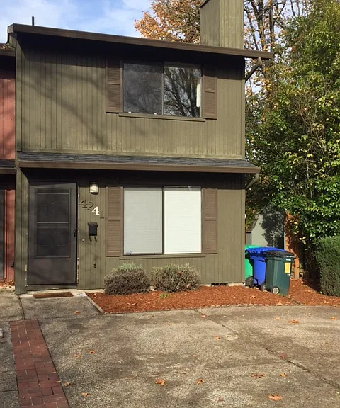 4241 SE Ivon St — Photo 4