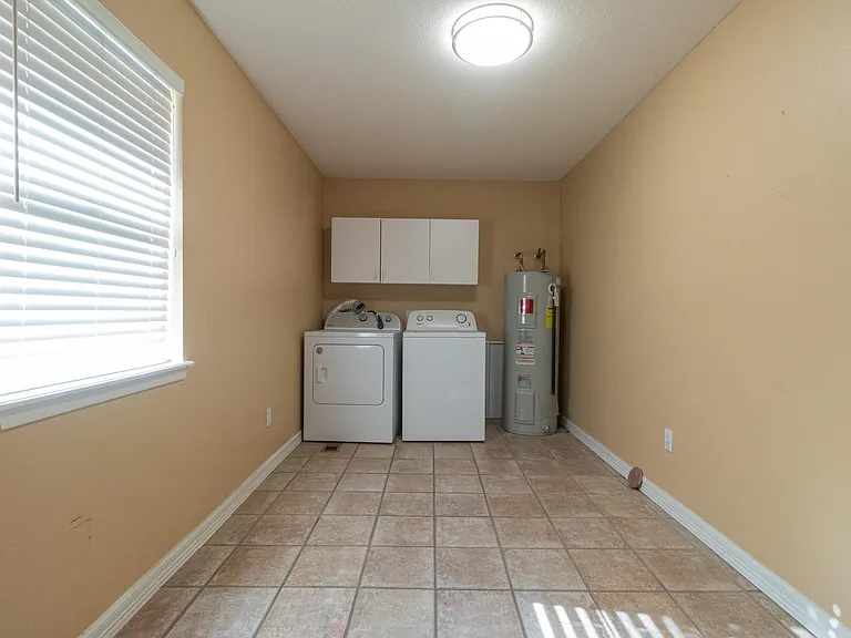 1910 Oak Hills Dr — Photo 11